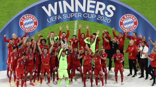 Soccer Football - European Super Cup - Bayern Munich v Sevilla - Puskas Arena, Budapest, Hungary - September 24, 2020. Bayern Munich's Manuel Neuer celebrates with the trophy and teammates after winning the European Super Cup Pool via REUTERS/Laszlo Szirtesi