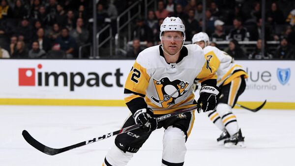 LOS ANGELES, CALIFORNIA - FEBRUARY 26: Patric Hornqvist #72 of the Pittsburgh Penguins forechecks during a 2-1 loss to the Los Angeles Kings at Staples Center on February 26, 2020 in Los Angeles, California.   Harry How/Getty Images/AFP