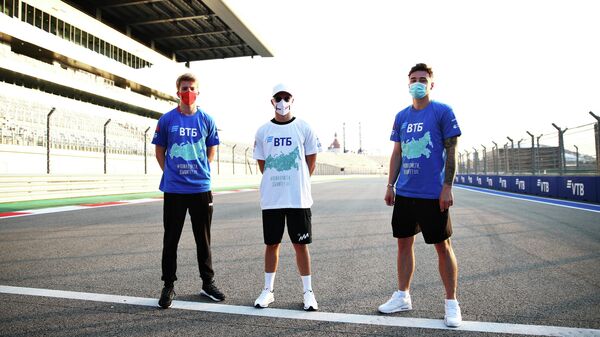 Российские гонщики команд Формулы-1 и Формулы-2 приняли участие в акции Пожалуйста, дышите!