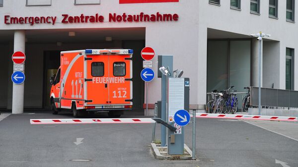 Автомобиль скорой помощи у здания клиники Шарите в Берлине
