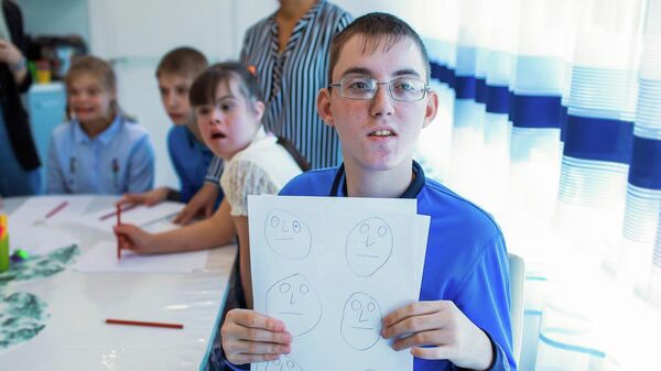 Ребенок с инвалидностью на встрече с художником-графиком Алексеем Иоршем