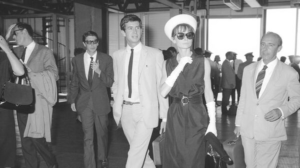 Энтони Перкинс и Одри Хепберн в итальянском аэропорту Фьюмичино