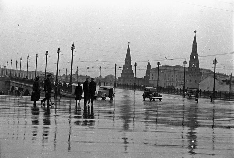 Вид на Московский Кремль со стороны Большого Каменного моста. Москва, 1937 год