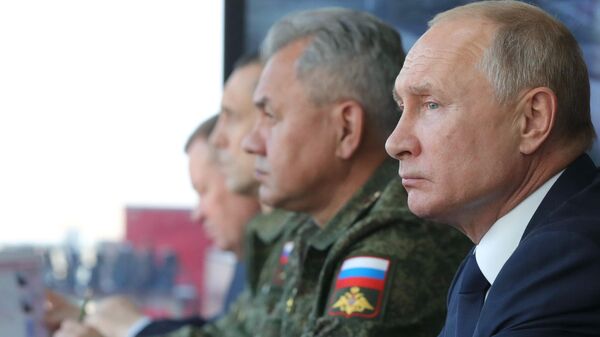 Президент РФ Владимир Путин наблюдает за ходом командно-штабных учений Кавказ-2020 на полигоне Капустин Яр
