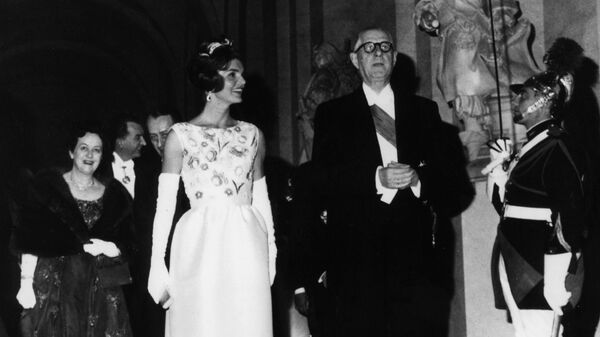Первая леди США Жаклин Кеннеди и президент Франции генерал Шарль де Голль в Версале