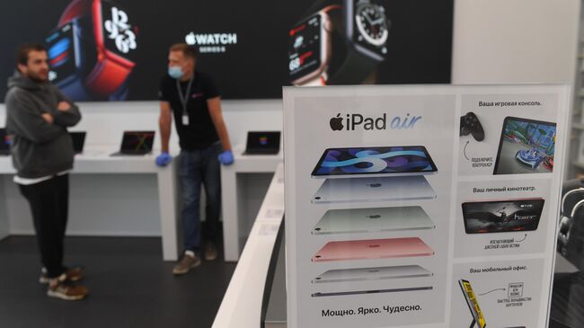 Реклама iPad Air, продажи которого начнутся в октябре, в магазине re:Store на Тверской улице в Москве