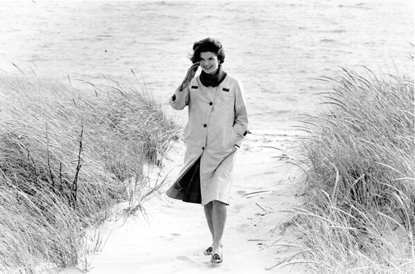 Первая леди США Жаклин Кеннеди после прогулки по берегу в Хайаннис-Порте