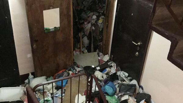 Квартира в Петербурге, заполненная мусором