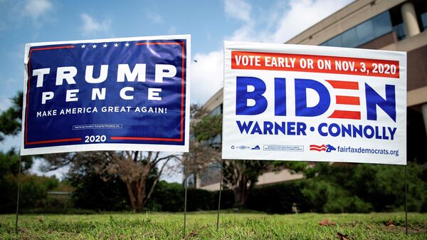 Плакаты в поддержку президента США Дональда Трампа и кандидата в президенты от Демократической партии США Джо Байдена