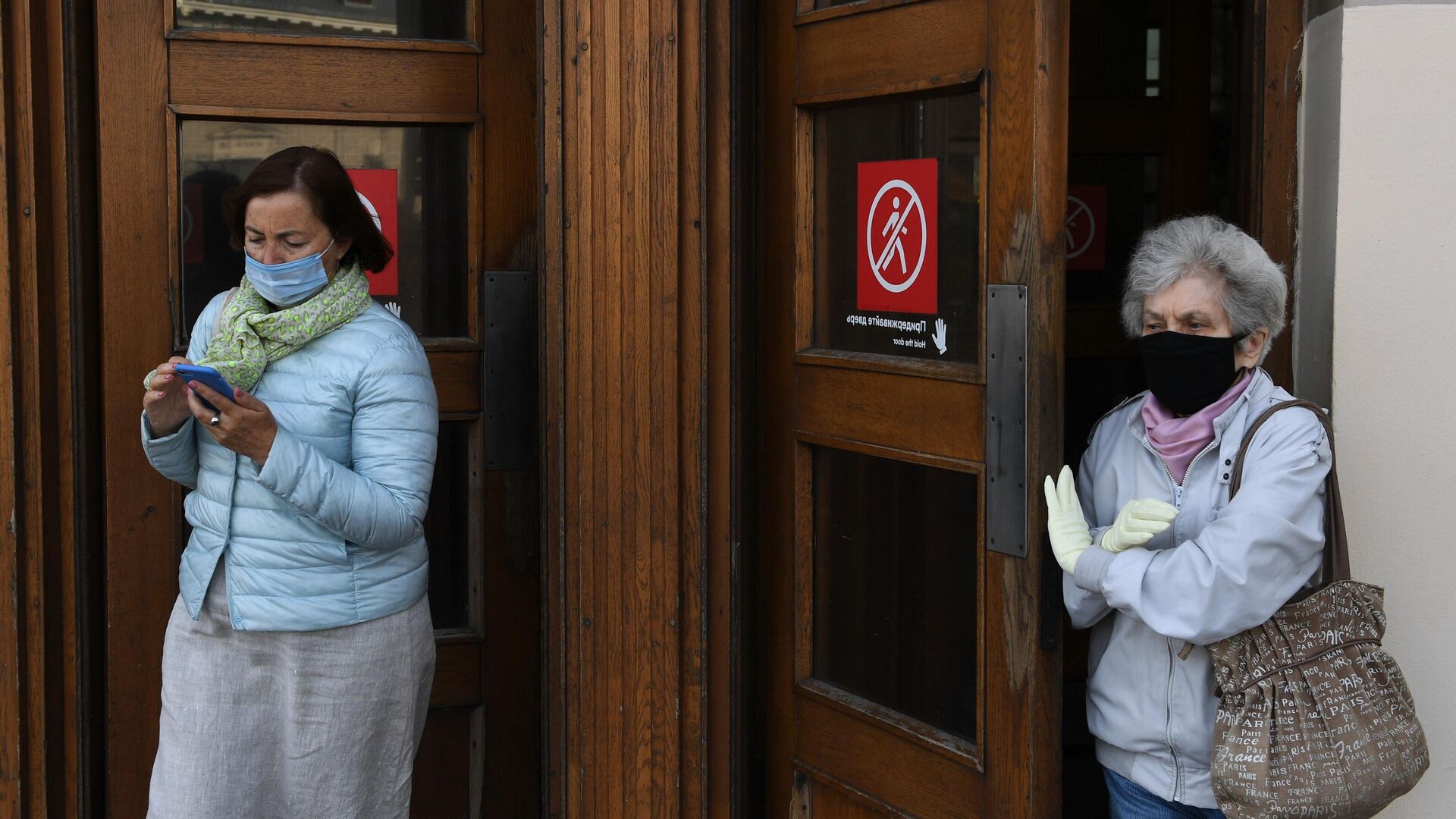 Пассажиры в медицинских масках выходят из вестибюля станции метро Парк культуры в Москве - РИА Новости, 1920, 25.09.2020