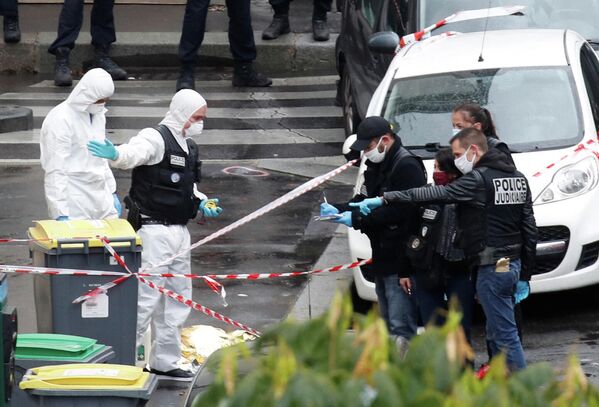 Спецслужбы на месте нападения у бывшего офиса французского сатирического журнала Charlie Hebdo в Париже