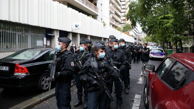 Сотрудники полиции на месте нападения у бывшего офиса французского сатирического журнала Charlie Hebdo в Париже