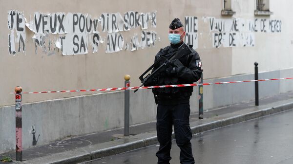 Сотрудник полиции на месте нападения у бывшего офиса французского сатирического журнала Charlie Hebdo в Париже