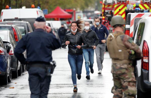 Прохожие на месте нападения у бывшего офиса французского сатирического журнала Charlie Hebdo в Париже