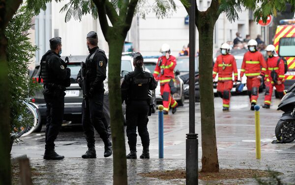 Сотрудник полиции на месте нападения у бывшего офиса французского сатирического журнала Charlie Hebdo в Париже