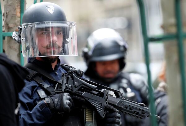 Спецслужбы на месте нападения у бывшего офиса французского сатирического журнала Charlie Hebdo в Париже