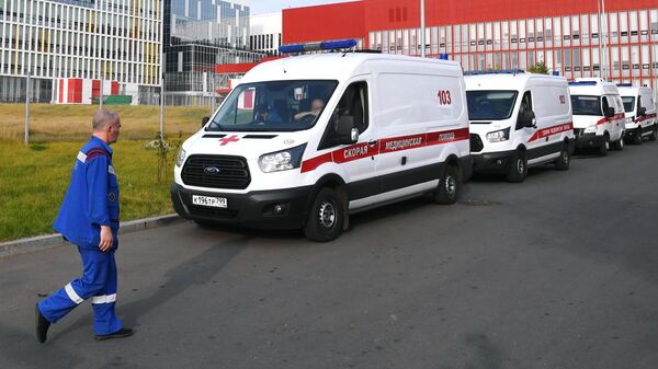 Машины скорой медицинской помощи возле карантинного центра в Коммунарке