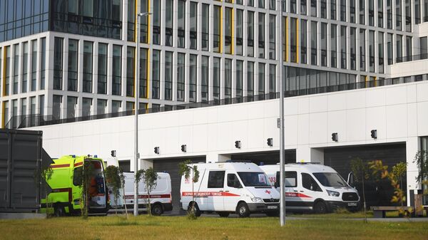 Машины скорой помощи у больницы в Коммунарке