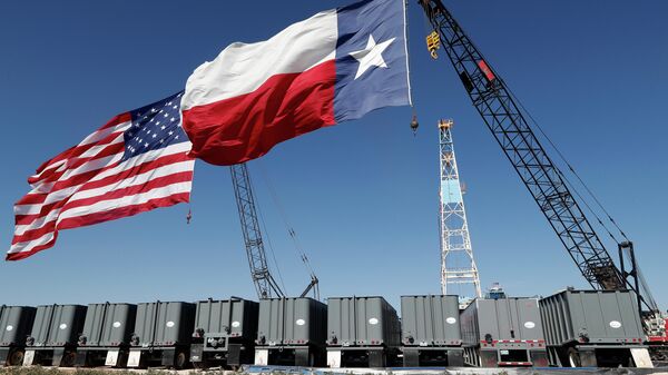Флаг США и Техаса возле нефтяной вышки Double Eagle Energy в Мидленде, США