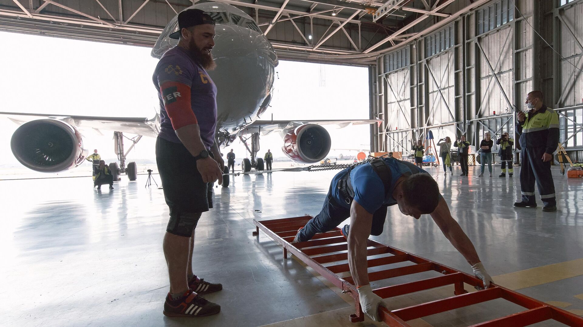 Денис Вовк выполняет трек-пул самолет Airbus A-319 Спортолёт весом 43 тонны в аэропорту Пулково - РИА Новости, 1920, 25.09.2020