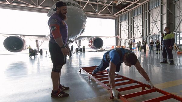 Денис Вовк выполняет трек-пул самолет Airbus A-319 Спортолёт весом 43 тонны в аэропорту Пулково