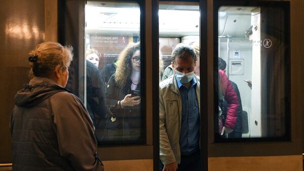 Пассажиры выходят из вагона на одной из станций Московского метрополитена