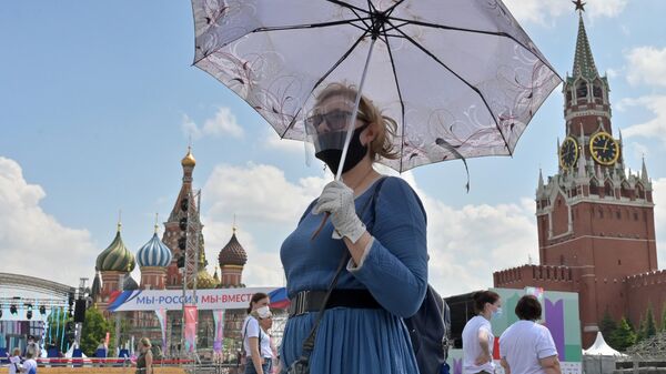 Посетительница на ежегодном российском книжном фестивале на Красной площади