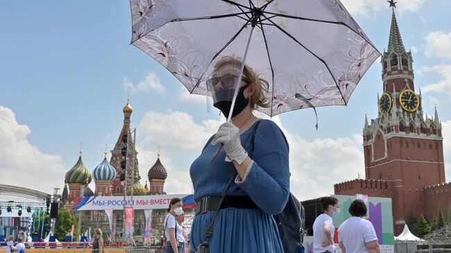 Посетительница на ежегодном российском книжном фестивале на Красной площади