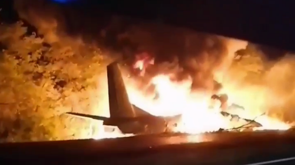 На месте крушения военно-транспортного самолета Ан-26 ВВС Украины под Харьковом. Стоп-кадр видео