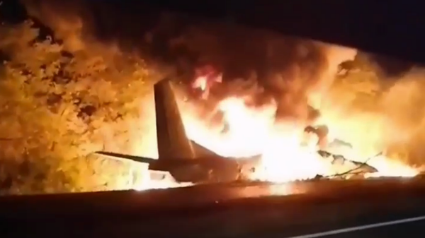 На месте крушения военно-транспортного самолета Ан-26 ВВС Украины под Харьковом. Стоп-кадр видео