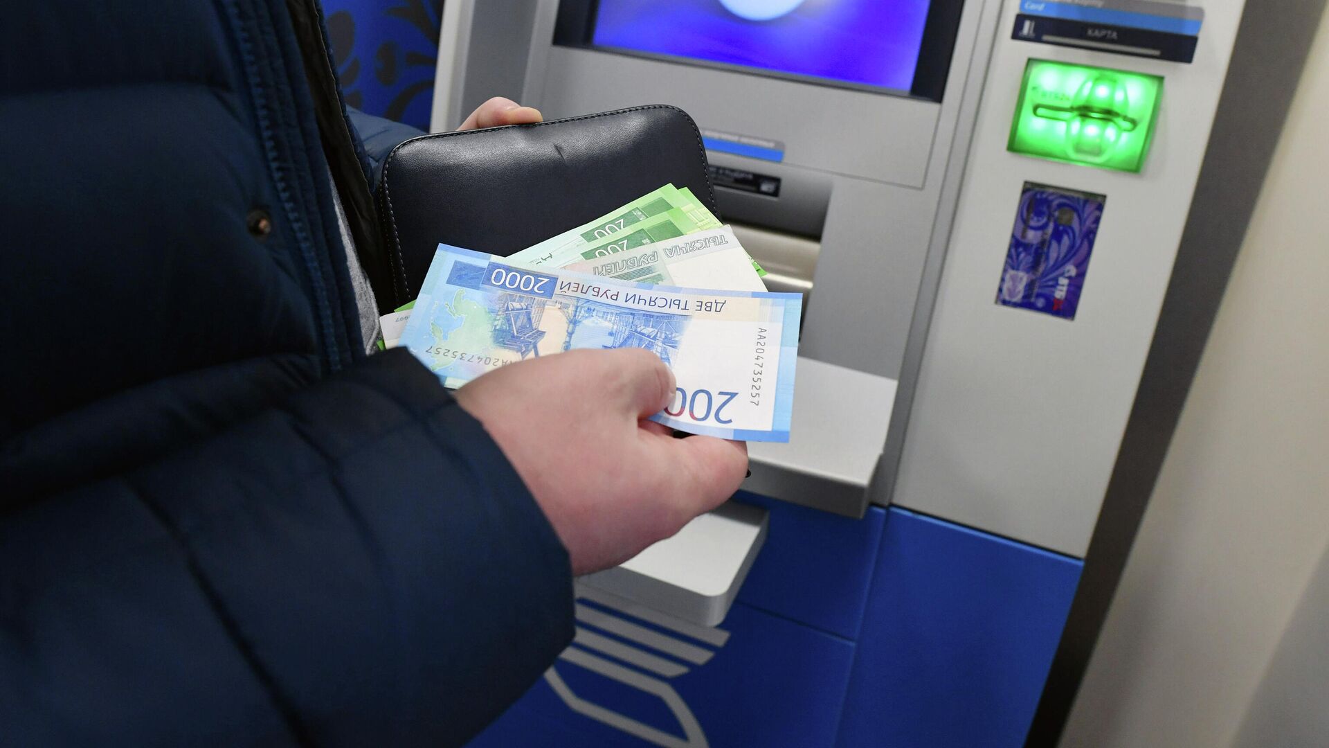 Женщина производит снятие денег в банкомате - РИА Новости, 1920, 01.01.2021