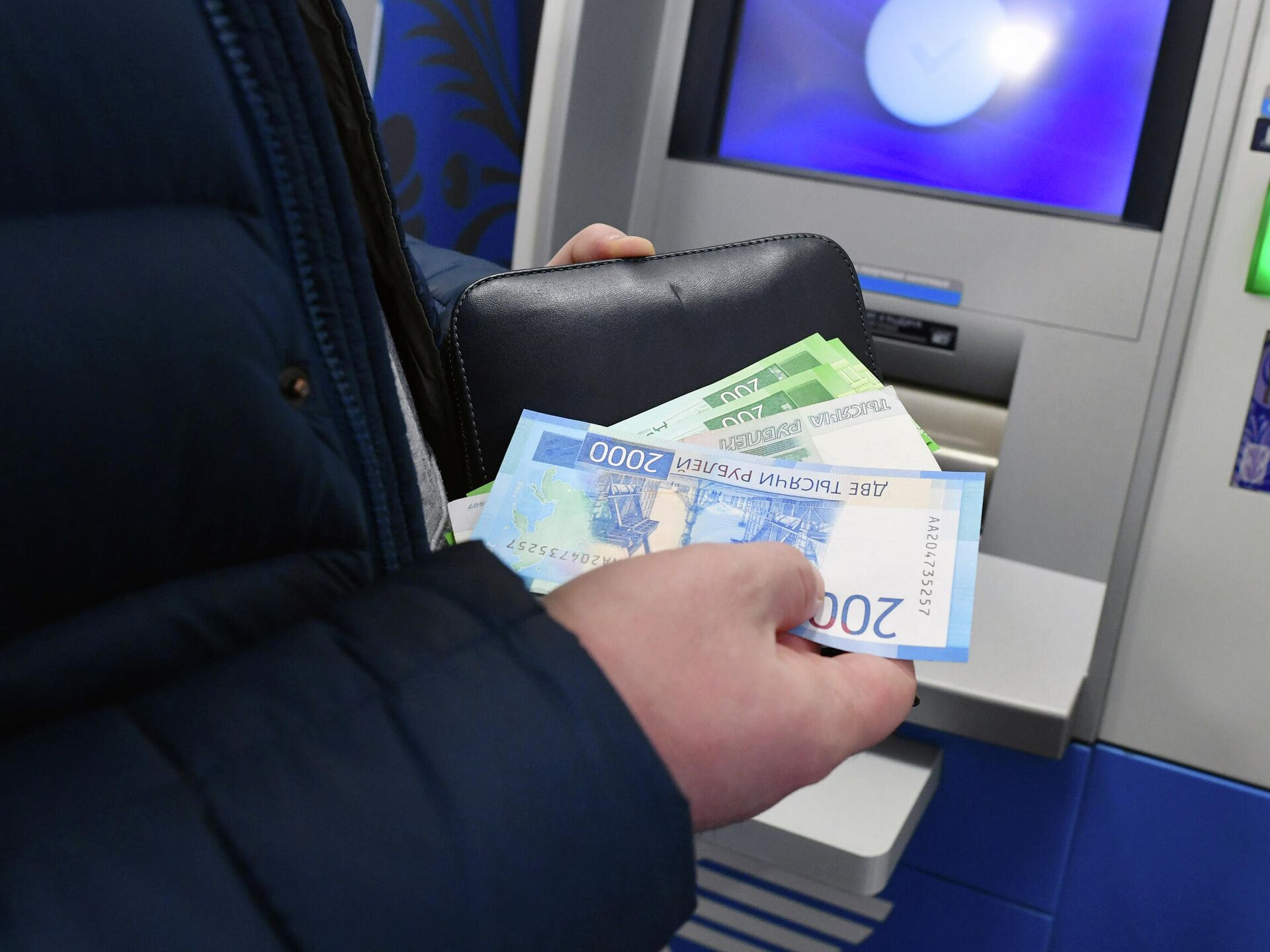 Женщина производит снятие денег в банкомате - РИА Новости, 1920, 03.02.2022