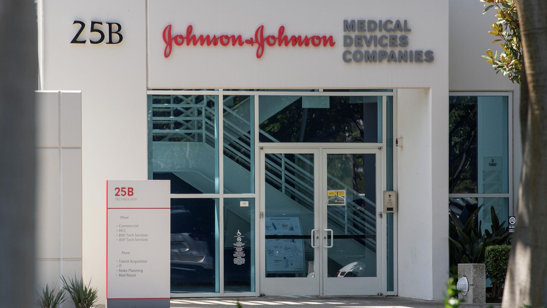 Здание офиса компании Johnson & Johnson в городе Ирвин, США - РИА Новости, 1920, 26.09.2020