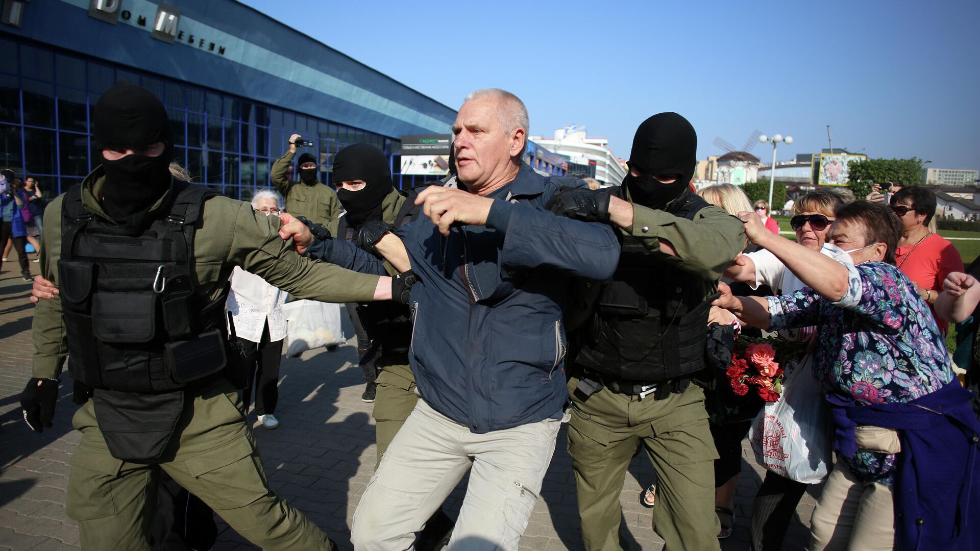 Сотрудники правоохранительных органов задерживают мужчину у во время митинга оппозиции в Минске - РИА Новости, 1920, 27.09.2020