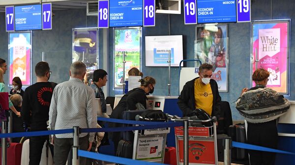 Пассажиры у стойки регистрации в национальном аэропорту Минск