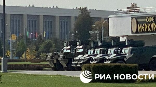 Военная техника у дворца Независимости в Минске