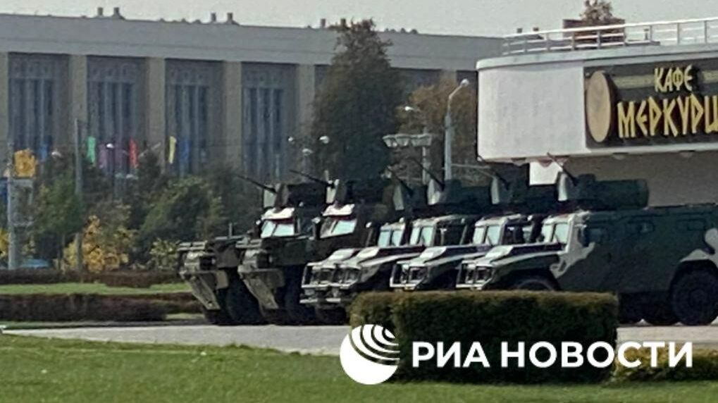 Военная техника у дворца Независимости в Минске - РИА Новости, 1920, 27.09.2020