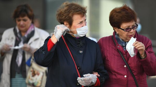 Женщины в защитных масках на улице Москвы