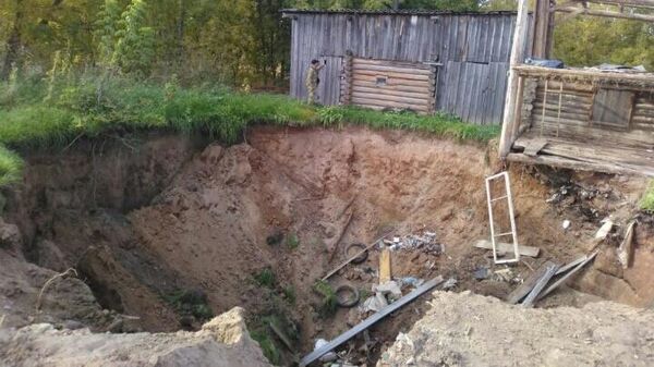 В Вятскополянском районе Кировской области под землю провалился дом