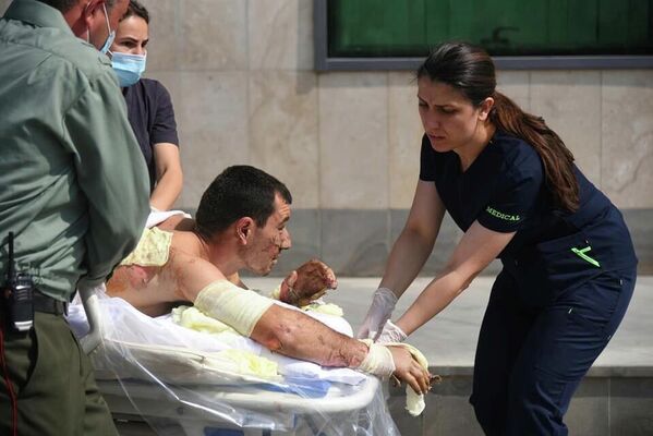 Оказание медицинской помощи мужчине, пострадавшему во время столкновений в Нагорном Карабахе