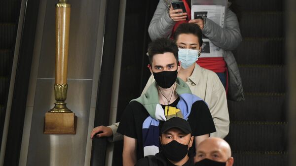 Пассажиры Московского метрополитена в защитных масках