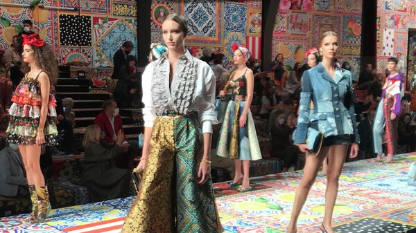 Модели на показе коллекции Dolce & Gabbana в рамках Недели моды в Милане