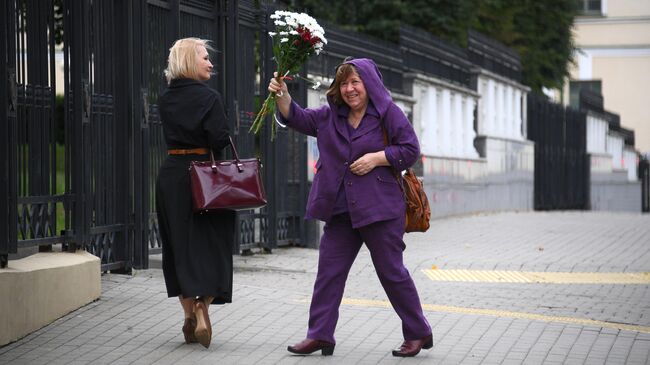 Светлана Алексиевич у здания Следственного комитета в Минске