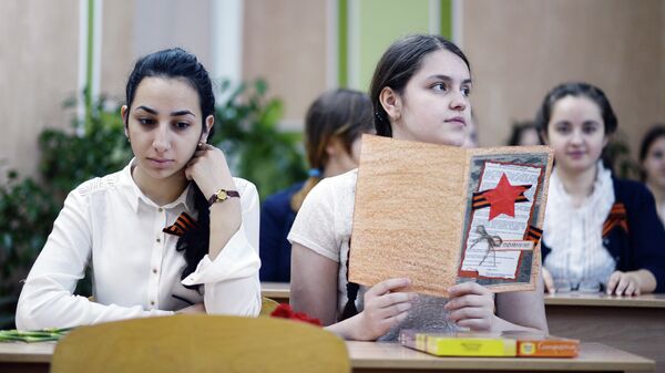 Ученицы гимназии №4 во время Всероссийского единого урока Победы