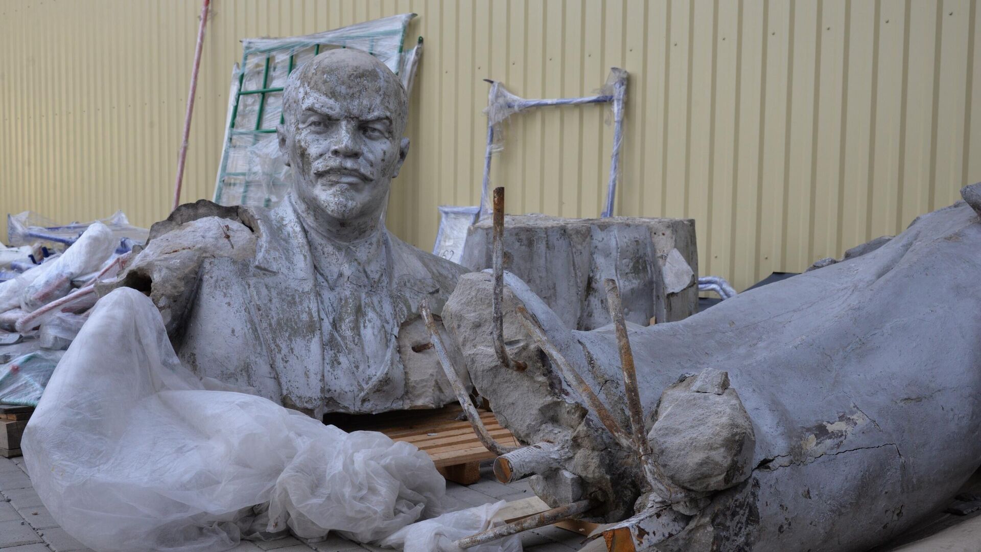 Памятник Ленину, демонтированный в Белгороде - РИА Новости, 1920, 28.09.2020