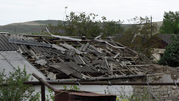 Крыша пострадавшего после обстрелов дома в городе Мартуни непризнанной Нагорно-Карабахской Республики 