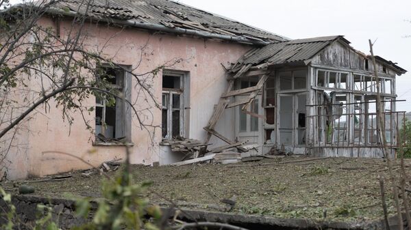 Дом в городе Мартуни непризнанной Нагорно-Карабахской Республики после обстрелов