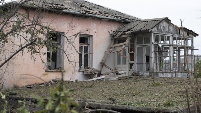 Дом в городе Мартуни непризнанной Нагорно-Карабахской Республики после обстрелов