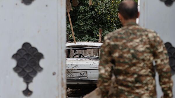 Двор с автомобилем у пострадавшего после обстрелов дома в городе Мартуни непризнанной Нагорно-Карабахской Республики