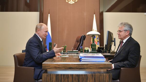 Президент РФ Владимир Путин и президент РАН Александр Сергеев во время встречи